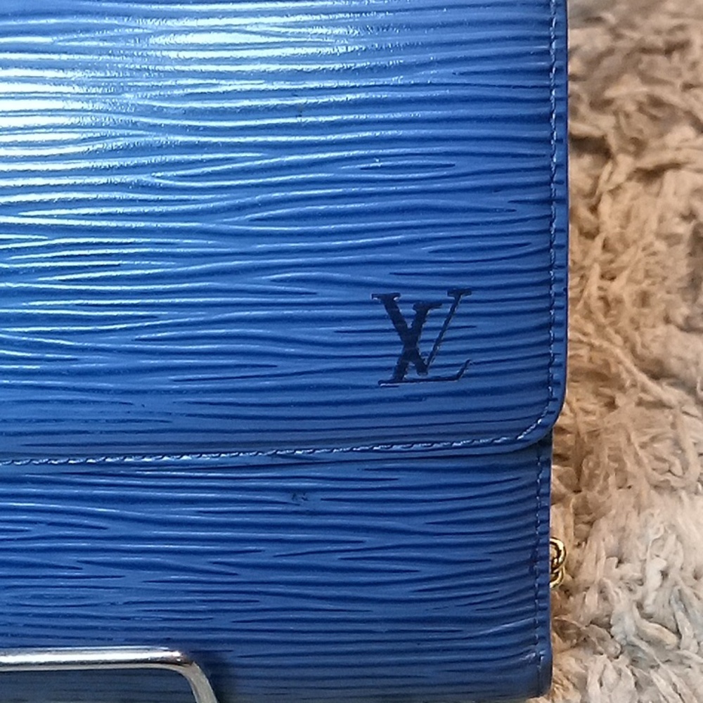 ✨HOST PICK ✨ BLUE VINTAGE EPI LEATHER LOUIS VUITTON WALLET. Tri fold - Picture 13 of 14